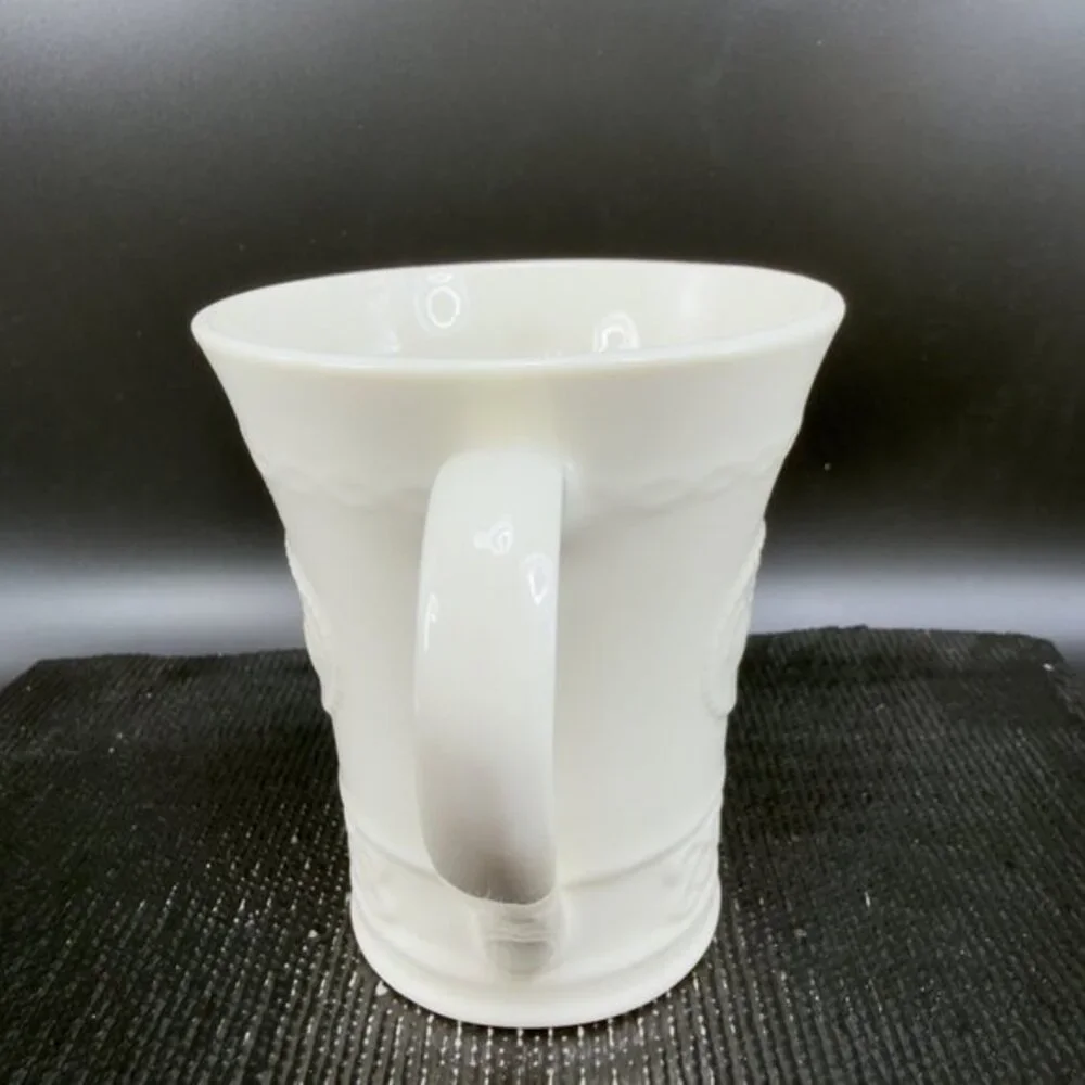 Belleek Irish Claddagh Mug Cup Ivory Fine Porcelain Heart And Hands‎ Pattern Mug